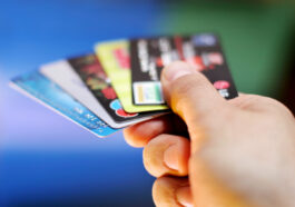 Kreditkarte vs. Debitkarte: Unterschiede, Fallen und welche Karte sich wofür lohnt