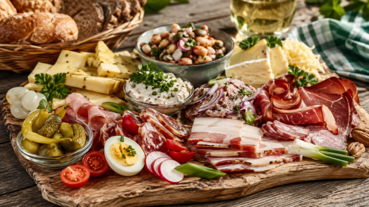 Was gehört auf eine perfekte Brettljause? Erfahren Sie, welche Zutaten, regionalen Spezialitäten, Brotsorten, Käse, Fleisch und Weine für eine authentische und ausgewogene Jause unverzichtbar sind.