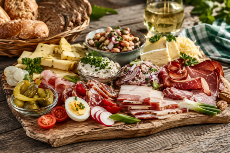 Was gehört auf eine perfekte Brettljause? Erfahren Sie, welche Zutaten, regionalen Spezialitäten, Brotsorten, Käse, Fleisch und Weine für eine authentische und ausgewogene Jause unverzichtbar sind.