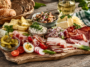 Was gehört auf eine perfekte Brettljause? Erfahren Sie, welche Zutaten, regionalen Spezialitäten, Brotsorten, Käse, Fleisch und Weine für eine authentische und ausgewogene Jause unverzichtbar sind.